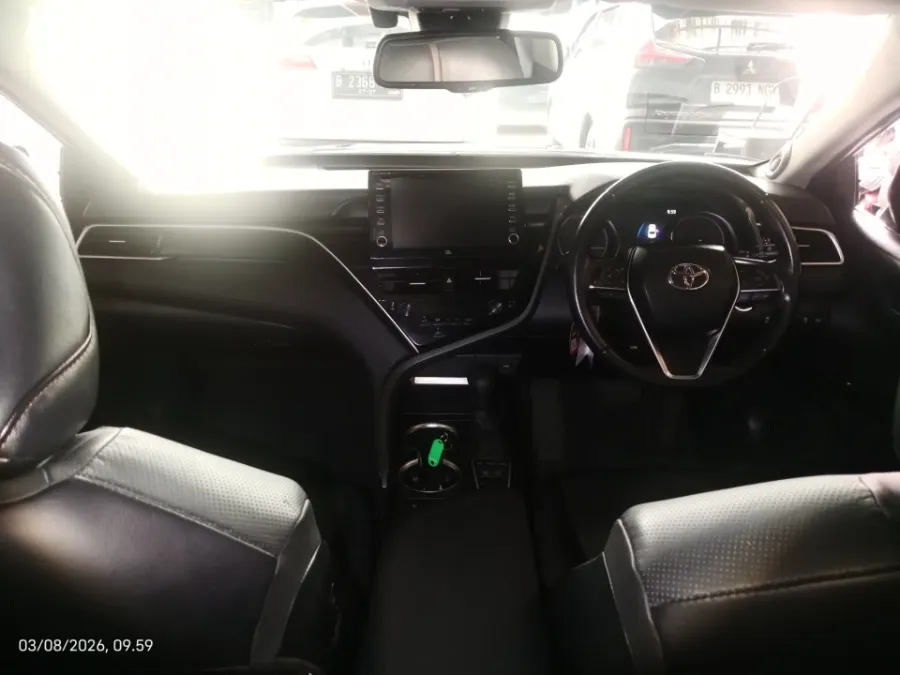 Foto Mobil Bekas Dashboard Toyota Camry 2.5 Hybrid tahun 2021